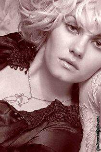 Elisha Cuthbert IX