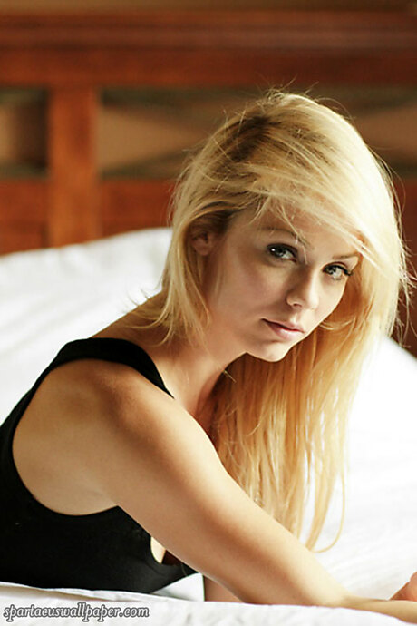 Laura Vandervoort IX