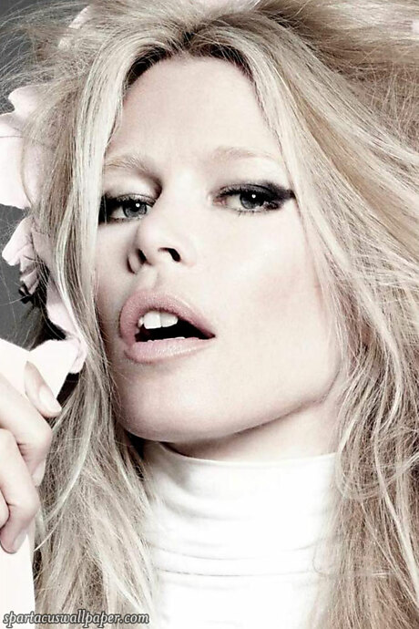 Claudia Schiffer IV