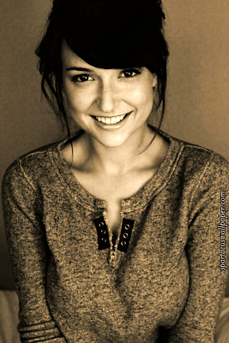 Milana Vayntrub